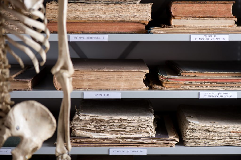 La BIHM conserve des milliers de livres, d’imprimés et d’objets médicaux anciens.
