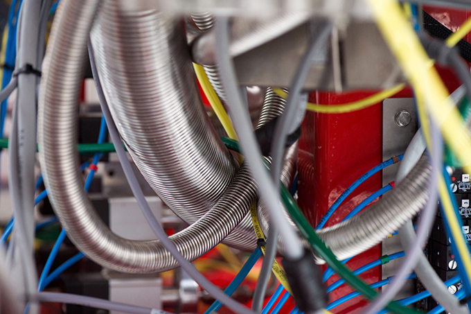 La machine est dotée de nombreux câbles et tuyaux colorés. © F. Imhof / UNIL.