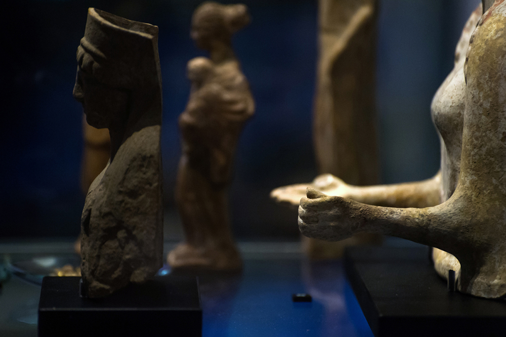 Cette représentation de buste féminin présente des bras tendus en geste d'adoration. © Félix Imhof / UNIL