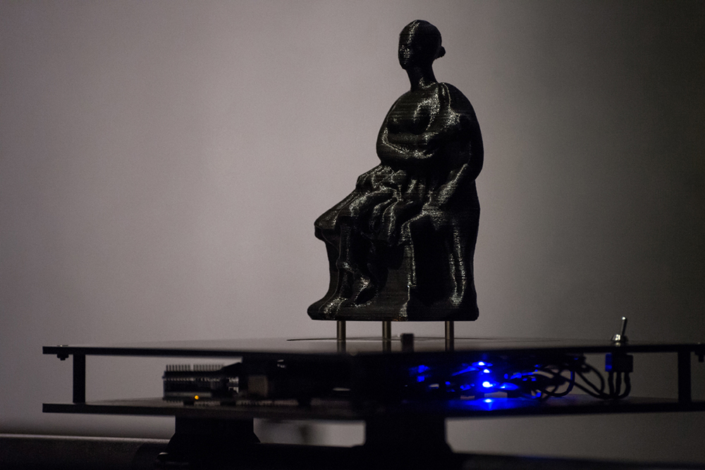 Connectée à un écran, cette impression 3D d’une statuette d’Artémis permet de manipuler l’objet authentique en réalité augmentée. © Félix Imhof / UNIL
