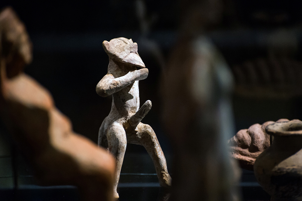 Des figures grotesques et grimaçantes étaient aussi offertes à Artémis, comme ce satyre (vers 450 av. J.-C.). © Félix Imhof / UNIL