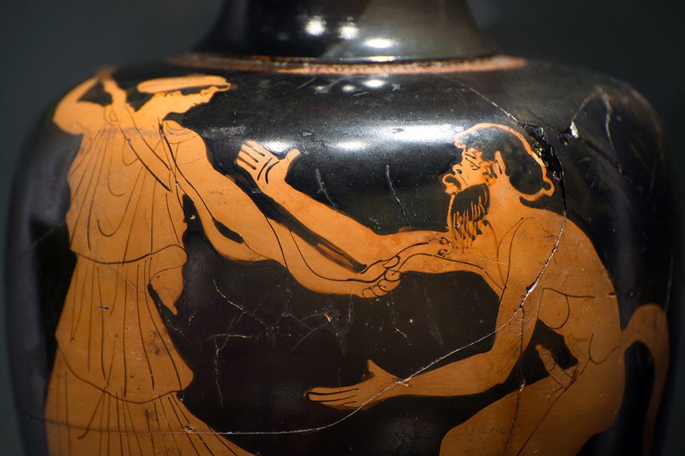 Sur ce vase utilisé lors des banquets, un satyre affiche son désir pour une compagne de Dionysos. © Félix Imhof / UNIL