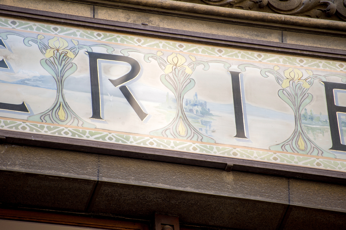 Des motifs végétaux typiques de l’Art nouveau sur les allèges de la façade nord du Grand magasin Bonnard datant de 1902.