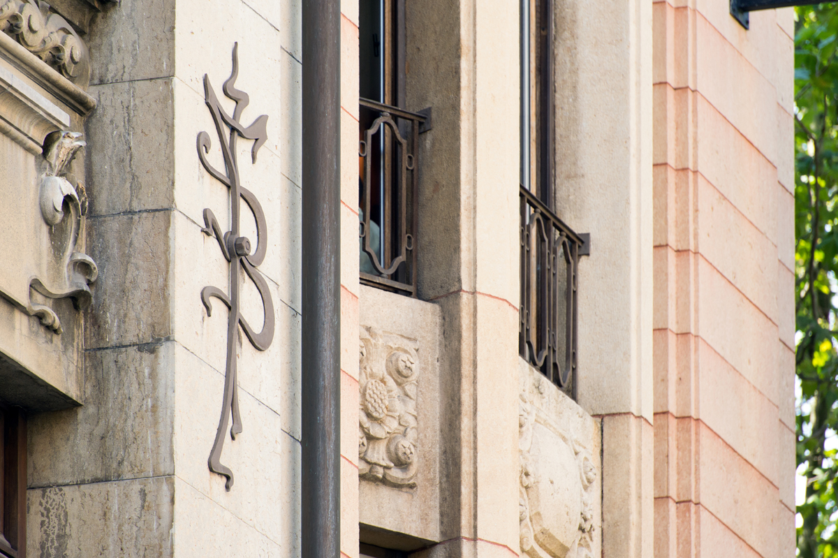 « F » et « B », les initiales en ferronnerie de François Bonnard, fondateur de la draperie qui siégeait à l’origine dans le bâtiment.