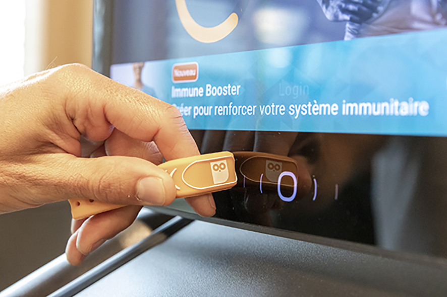 Un bracelet permet de déverrouiller les machines et d'accéder à son profil d'utilisateur. © Fabrice Ducrest / UNIL