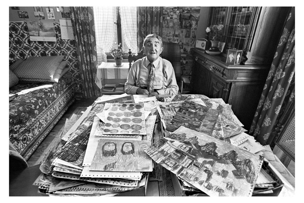 Benjamin Bonjour, chez lui, à Bex, 1982. © Mario Del Curto / Archives de la Collection de l’Art Brut