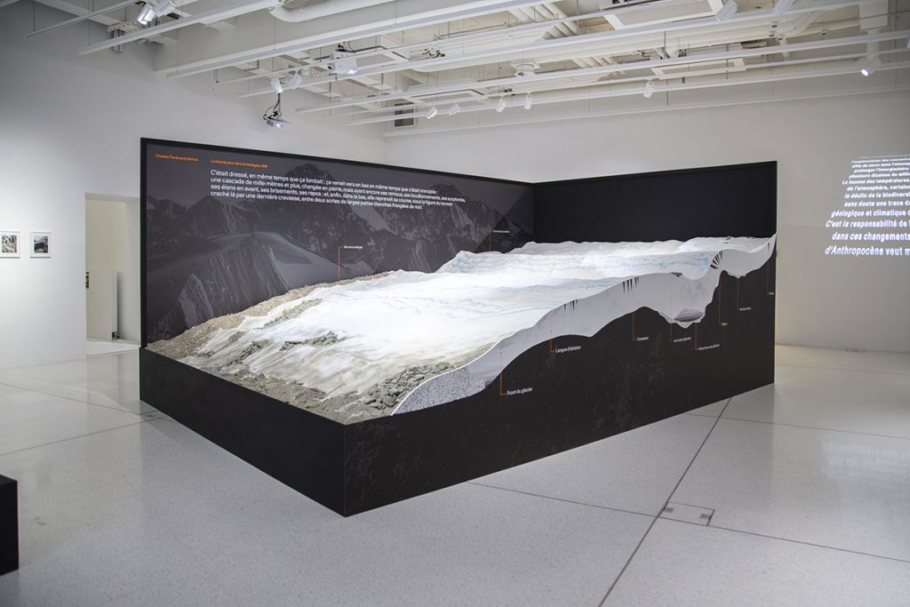 Iinstallation monumentale représentant la coupe d'un glacier, au Musée historique de Lausanne. ©MHL, photographie Margaux Corda