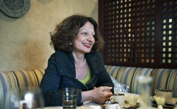Marie Santiago-Delefosse se raconte à une table du restaurant Obeirut, parenthèse libanaise au cœur de Lausanne. © Catherine Gailloud