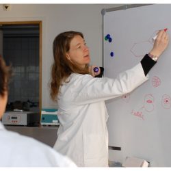 Biologiste et médiatrice scientifique à L’Eprouvette, Delphine Ducoulombier décrit les composants de la cellule. Photo Nicole Chuard.