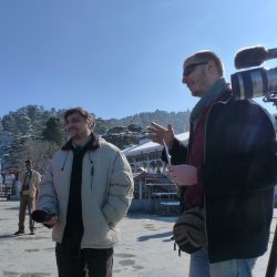 Le professeur Raphaël Rousseleau et Joël Cabalion, le traducteur, pendant un entretien sur le « Ridge », à Shimla.