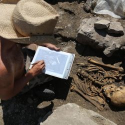 Mandeure (F). Guillaume Nicolet dessine le squelette d’un homme qui fut enterré dans une église bâtie entre la fin du IVe et le début du Ve siècle. Photo Alban Kakulya