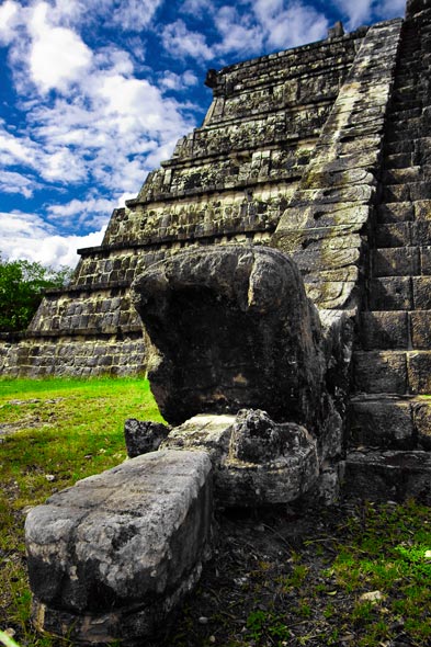 Mayas. Tête de serpent sculptée au pied d'un temple de Palenque (Chiapas, Mexique). © Bastian Carel/National Geographic My Shot/National Geographic Stock
