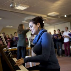 Le Choeur universitaire en répétition à Leysin. Atena Carte, pianiste. © Luca da Campo - Strates