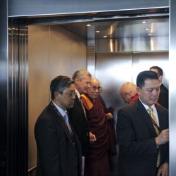 Le Dalaï Lama. A sa droite, le recteur Dominique Arlettaz. En face, Matthieu Ricard. © David Prêtre / Strates