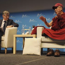 Le vice-recteur Philippe Moreillon et le Dalaï Lama. © David Prêtre / Strates