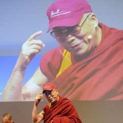 Le Dalaï Lama et Matthieu Ricard. © David Prêtre / Strates
