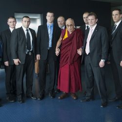 Le Dalaï Lama et la sécurité. © David Prêtre / Strates