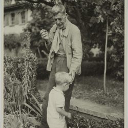 C. F. Ramuz dans le jardin de La Muette avec son petit-fils Guido Olivieri, dit «Monsieur Paul», en 1943. Photographie d’Henry-Louis Mermod, tirée de "Vies de C. R. Ramuz". Par Daniel Maggetti et Stéphane Pétermann. Slatkine (2013), 191 p.