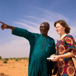 Niamey (Niger). Propriétaire de terres agricoles, Boubacar Ganda guide Ursula Meyer, doctorante à l’Institut de géographie et durabilité, au travers de la «Ceinture verte». Photo Maurice Ascani.