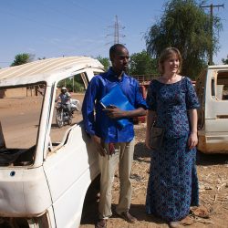 Niamey (Niger), Ceinture Verte. Najoum Alhassane, assistant de recherche et Ursula Meyer, doctorante à l’Institut de géographie et durabilité. Photo Maurice Ascani