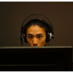 Pierre Zhang. Cet étudiant, plongé dans la troisième année de son bachelor en physique à l'EPFL, gère la technique. Nicole Chuard © UNIL