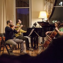 Gabriel, Carlo et Andrea jouent le Trio en do mineur de Bruch, alors que le soir tombe sur la villa La Chance, à Blonay. Photo ©?Michaël Ottenwaelter 2014?-?Strates