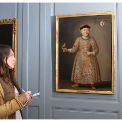 Vanessa Diener et un portrait, au Château de La Sarraz. Photo Nicole Chuard © UNIL