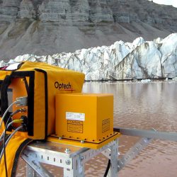 Le Lidar, un appareil de mesure précis basé sur le laser. En face, le glacier Tunabreen. Photo © Antonio Abellan / Risk Analysis Group