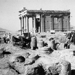 Palmyre (Syrie), entre 1954 et 1956. Cette photographie du temple de Baalshamin a été prise lors de la campagne de fouilles menée par l’archéologue suisse Paul Collart. © Fonds Photographique Paul Collart / IASA - UNIL