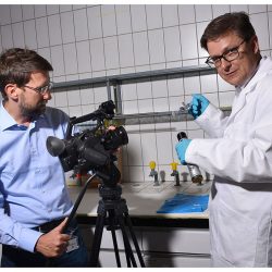 Le réalisateur David Monti et le professeur Christophe Champod, lors d'une expérience en laboratoire. Photo Nicole Chuard © UNIL