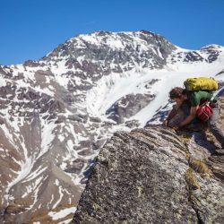 Parallèlement à son poste d’assistant-doctorant à l’UNIL, Adrien Pantet est également guide de haute montagne. Au second plan, le mont de l’Etoile culmine à 3370 m. Photo F. Ducrest © UNIL