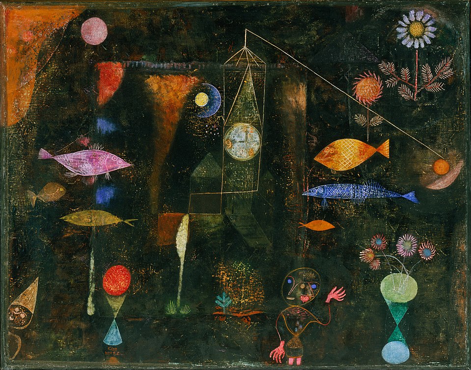 Le tableau de Klint : sombre, avec des poissons de multiples couleurs, des formes géométriques, un bouquet de fleurs, une horloge.