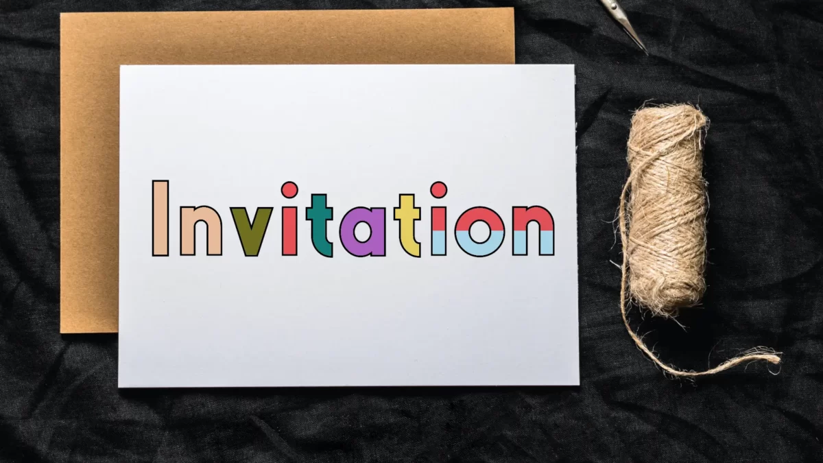 Au centre, un carton d'invitation avec le mot "invitation" en phonocolor. A gauche, une pelote de ficelle