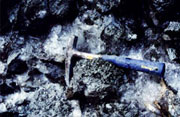 Figure 1 : Affleurement de permafrost mis à jour par une excavation dans l'éboulis des Lapires (Val de Nendaz).