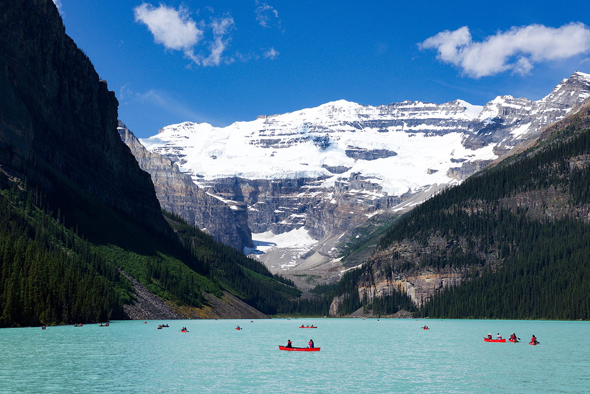 Challenging connectivity during nature-based tourism: (dis)connection at Banff National Park, Canada