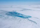 Fonte de la calotte du Groenland : comment des plaques de glace régulent l’écoulement de l’eau