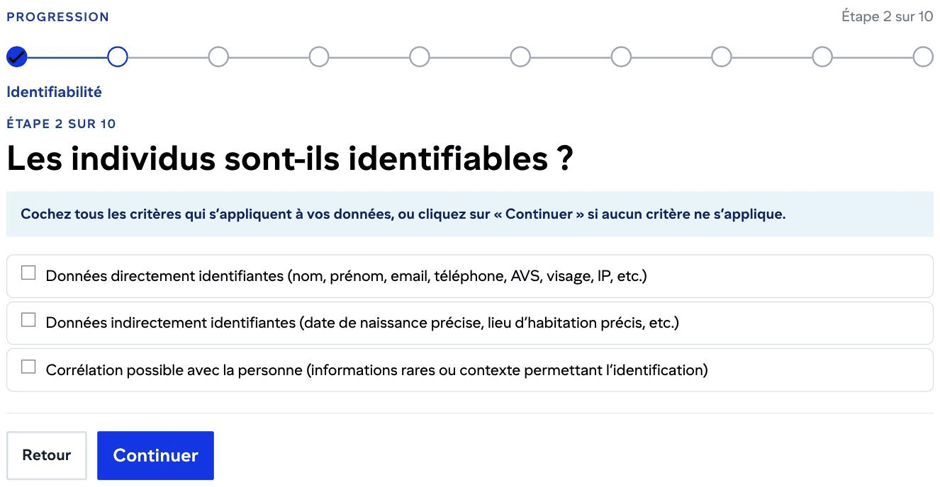 Étape 2 du questionnaire AI_GO : « Les individus sont-ils identifiables ? », avec ses trois cases à cocher et les boutons Retour et Continuer