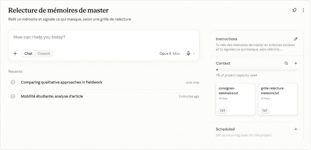 Projet Claude : titre et description, zone de saisie avec bascule Chat et Cowork, liste des conversations du projet, et à droite les sections Instructions, Context avec l’indicateur de capacité et deux fichiers, puis Scheduled