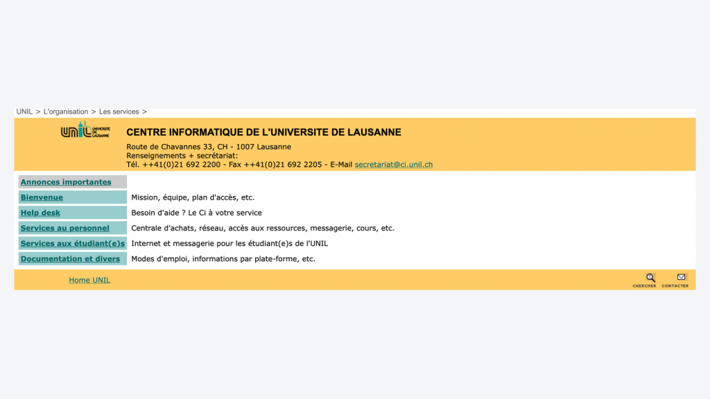2000, le look a déjà un peu évolué et le menu principal a été condensé pour mieux mettre en avant deux nouveautés organisationnelles importantes introduites en 1999 : la création de notre help desk et l’ajout sur notre site principal des services aux étudiant-e-s, aupravant présentés sur une page satellite.