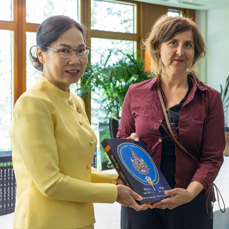 La Doyenne de la FTSR reçoit la nouvelle édition du Tipitaka des mains de l'Ambassadrice de Thaïlande - © Fabrice Ducrest, Unil