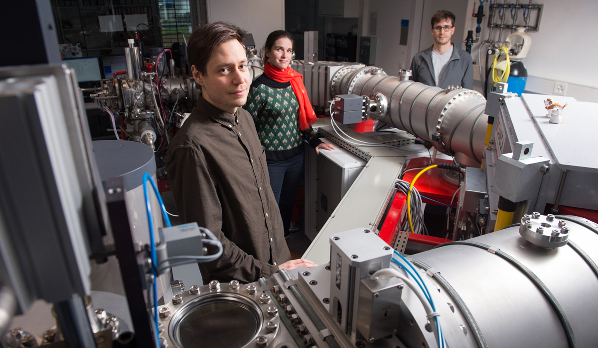 De gauche à droite: David Zakharov, Johanna Marin-Carbonne et Julien Alleon, dans le laboratoire de la sonde ionique SwissSIMS. © Félix Imhof / UNIL.