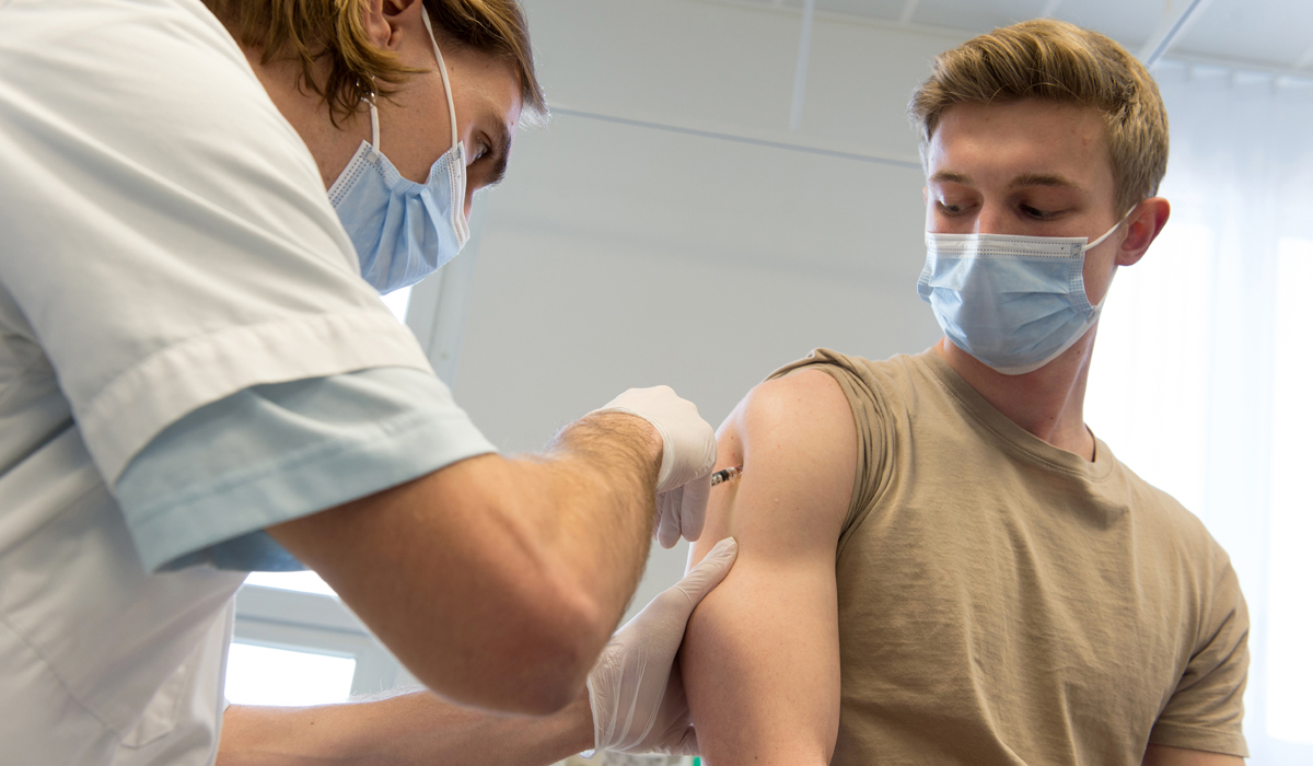 À l’aide d’une seringue à microaiguilles, le médecin Maxime Karlen inocule le vaccin à l'étude dans la peau du participant. © Félix Imhof / UNIL
