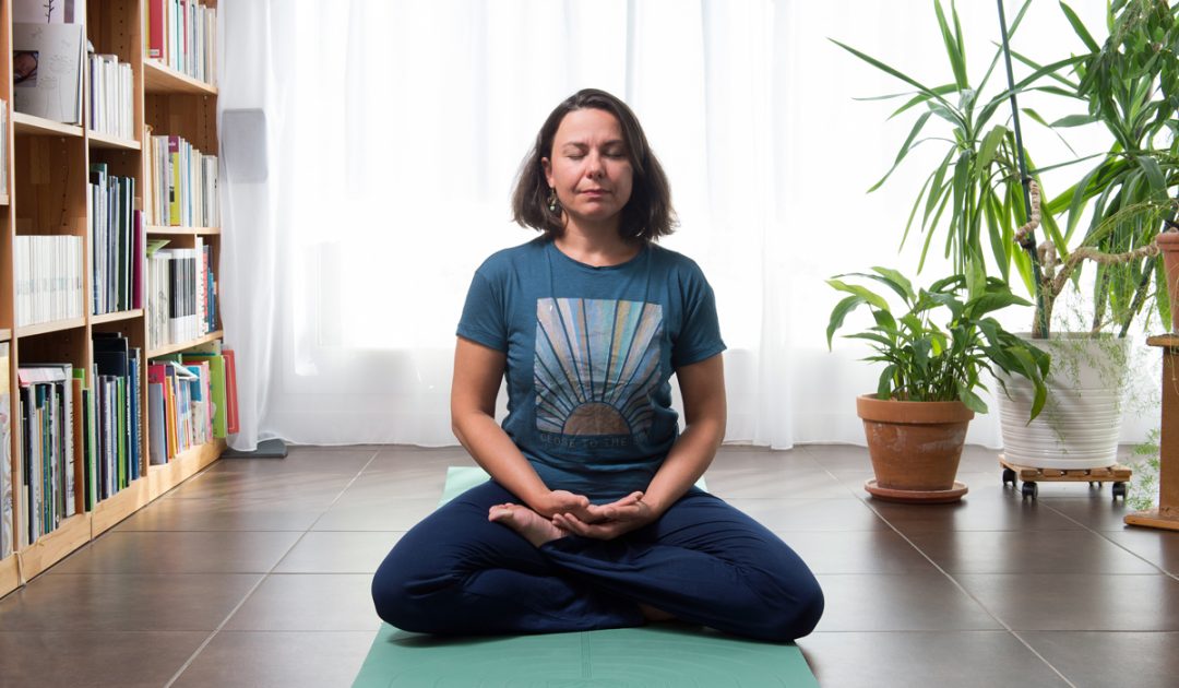Spécialiste du yoga, la chercheuse Caroline Nizard pratique elle-même cette activité depuis une dizaine d’années. © Félix Imhof / UNIL