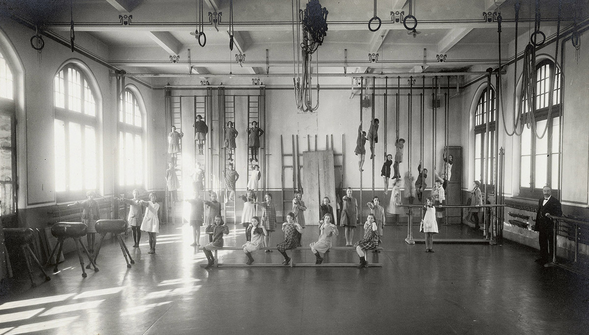 Leçon de gymnastique pour les filles, école de Prélaz, 1932. © MHL