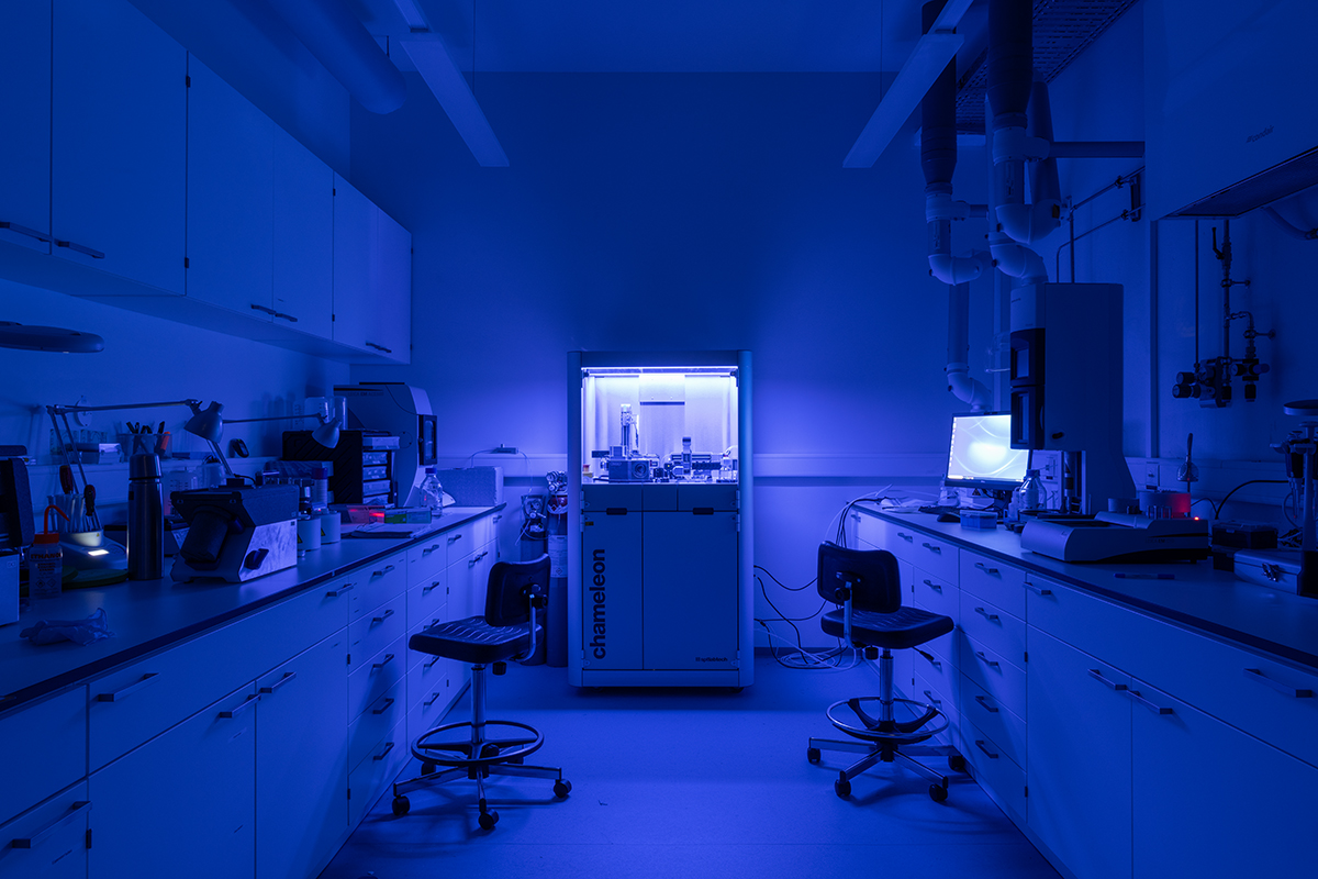 Laboratoire de vitrification d’échantillons, de la série « Centre d’imagerie Dubochet », 2022. Impression UV sur panneau Dilite. © Catherine Leutenegger