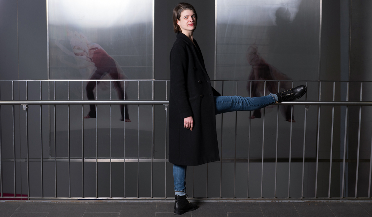 Juliette Loesch a un pied dans la littérature et, littéralement, un pied dans la danse. © Félix Imhof / UNIL