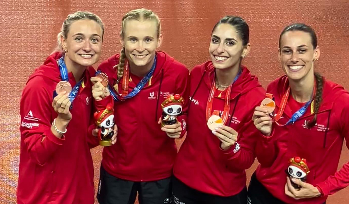 Médaille de bronze au 400 mètres relais des Universiades 2023 pour Noémie Salamin (tout à droite) et ses coéquipières (de gauche à droite) Oksana Aeschbacher, Karin Disch et Veronica Vancardo. © DR