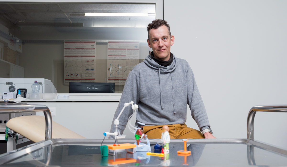 Raphaël Faiss travaille au laboratoire du Centre de recherche et d'expertise dans les sciences anti-dopage. © Félix Imhof / UNIL