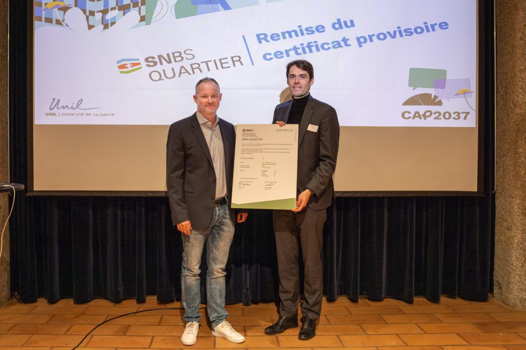 Remise du certificat provisoire SNBS à l'UNIL par Monsieur Olivier Meile, directeur de l’Office de certification SNBS pour la suisse romande à Monsieur Frédéric Herman, recteur. 31 octobre 2024