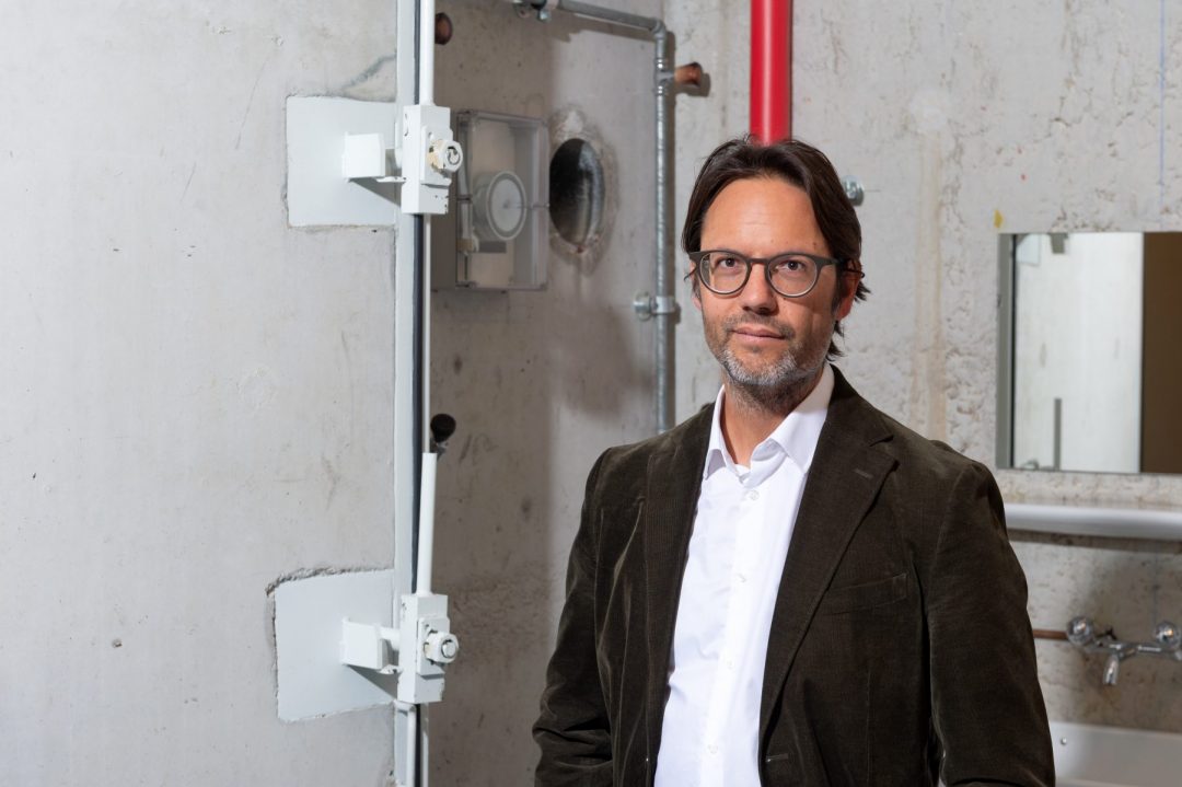 Jean Chamel, anthropologue, a étudié le milieu de la collapsologie dans le cadre de sa thèse de doctorat à la Faculté de théologie et de sciences des religions. © Félix Imhof / UNIL